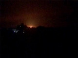 गाज़ा पर इज़रायल के हवाई हमले जारी, आसमान में धमाकों से रोशनी